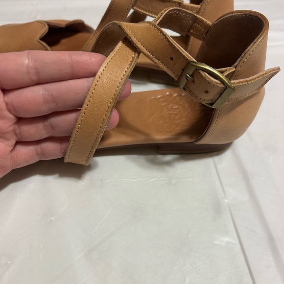 Elf Women’s Scallop-Trim Ankle Strap Leather Flats in Tan size 7.5 - Picture 8 of 10